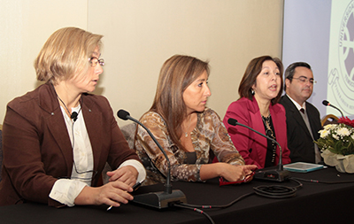 Yolanda Ibacache, Presidenta SENFERDIALT; Patricia Herrera, Nefróloga Hospital Salvador; Silvia Barrios, Docente Enfermería UC y Juan Pablo Carrillo, Bio-Ingeniero SIAC 