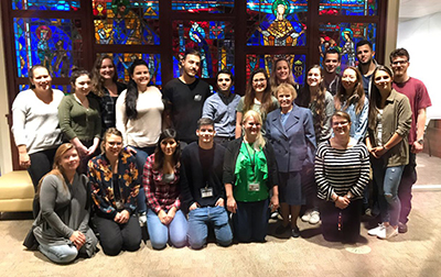 Grupo de estudiantes junto a Sor Callista Roy