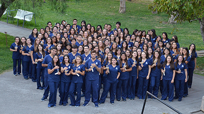 Estudiantes de 2do año simbolizan inicio de labores en el mundo clínico a través de emotiva Ceremonia de Investidura