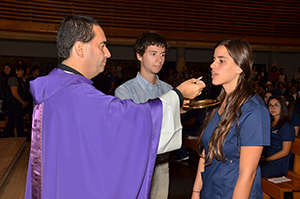 Estudiantes de 2do año simbolizan inicio de labores en el mundo clínico a través de emotiva Ceremonia de Investidura