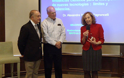 Sra. Irene da sus palabras de agradecimiento en Harvard University