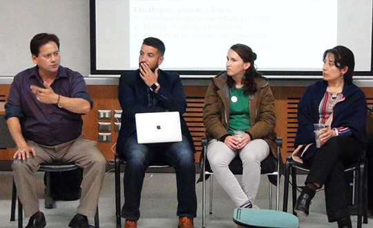 Docente capacita a Líderes Pares en VIH 1